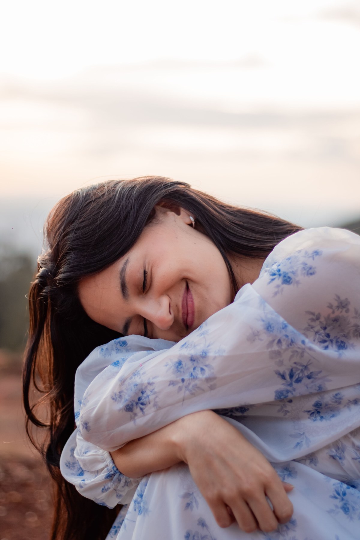 Γυναίκα με κλειστά μάτια και ήρεμο χαμόγελο